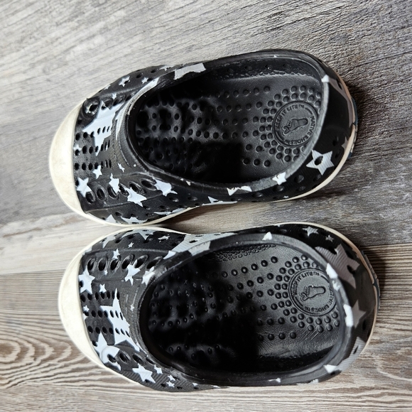 Native Shoes Jefferson Sneakers Black with White Stars Size C4 - Picture 4 of 7